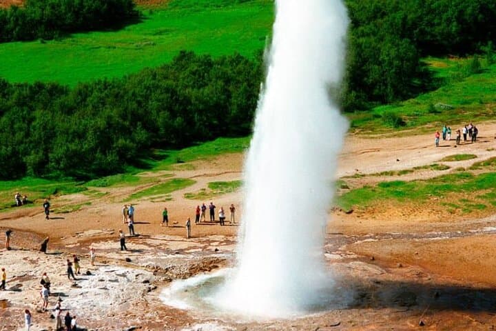 Golden Circle : Private Guided Day Tour + Blue Lagoon(Optional)