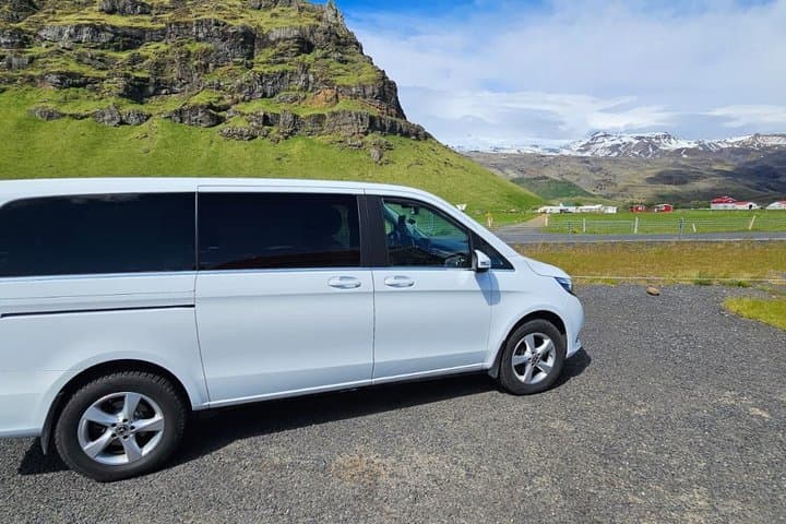 Keflavik Airport: Private Transfer to or from Reykjavik