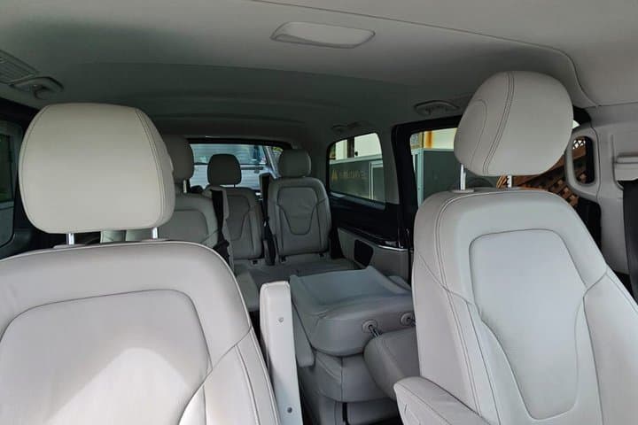 Keflavik Airport: Private Transfer to or from Reykjavik