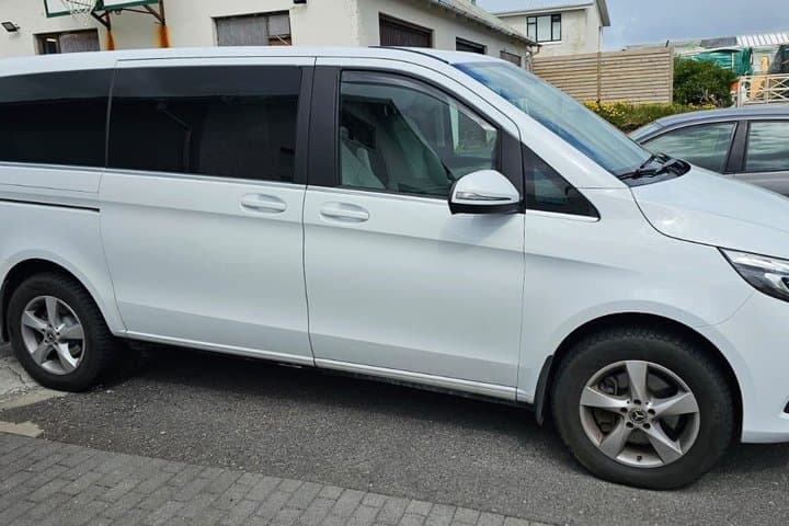 Keflavik Airport: Private Transfer to or from Reykjavik
