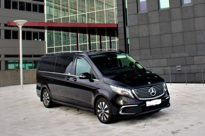 Private Keflavík Airport Round Trip Transfer