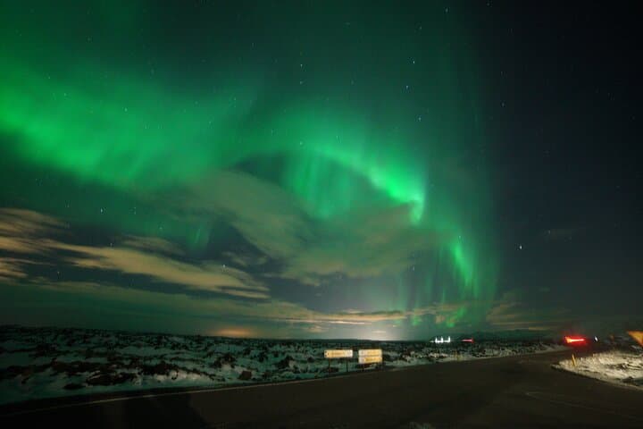 Northern Lights In luxury off-road SUV with Photos and Treats