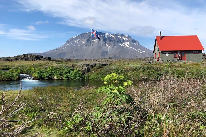 Herðubreiðalindir and mountain hut