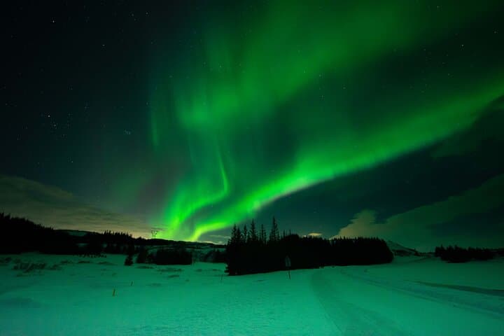 Private Northern Lights Tour - Sparkling wine & Choco Aurora Hunt