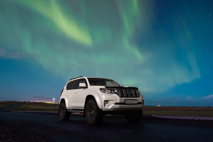 Reykjavik Private Northern Lights Tour with Pro Photographer