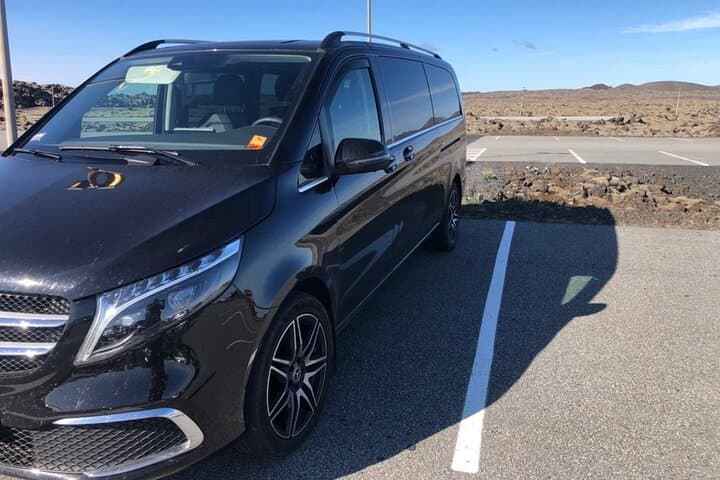Reykjavik Iceland: Private Transfer to/from Keflavik Airport KEF