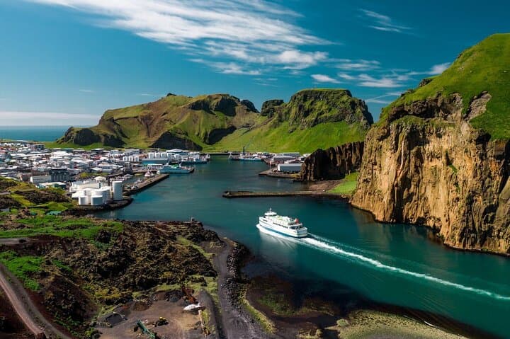 Private Westman Islands with Puffins and Belugas (Lunch included)
