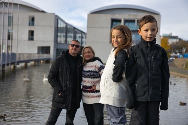 Family photoshoot by Gabriel, Localgrapher in Reykjavik