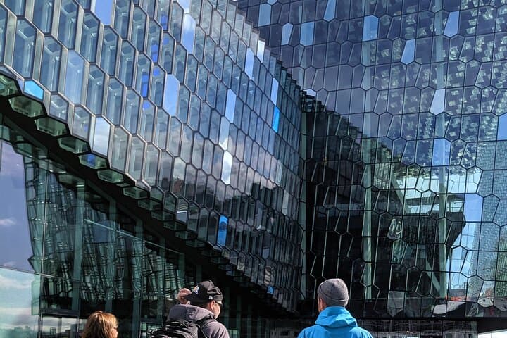 A better look of the exterior of the Harpa Concert Hall, highlighting it´s big glass front.