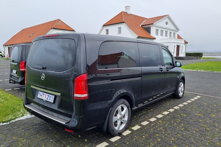 Private Transfer from Reykjavik to Keflavik International Airport