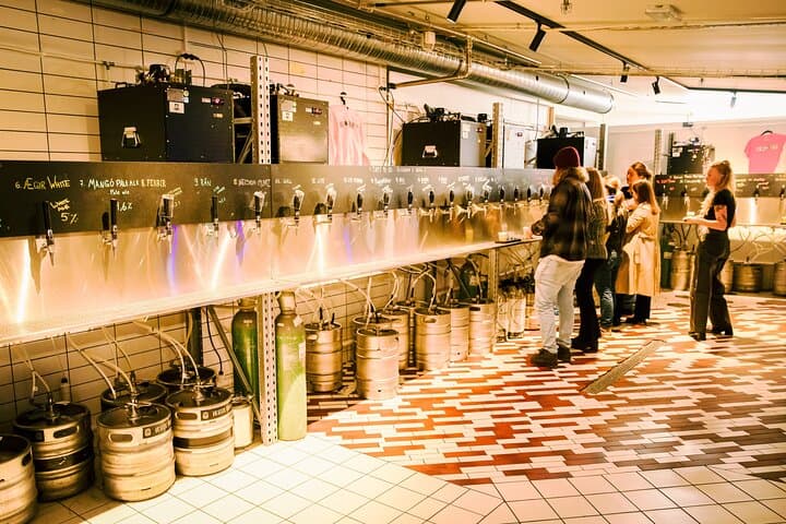 Reykjavík Pub Crawl Tour with Drinks and Games