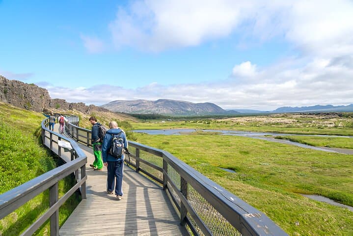 Golden Circle in Spanish with Kerid Crater & Farm - Small Group