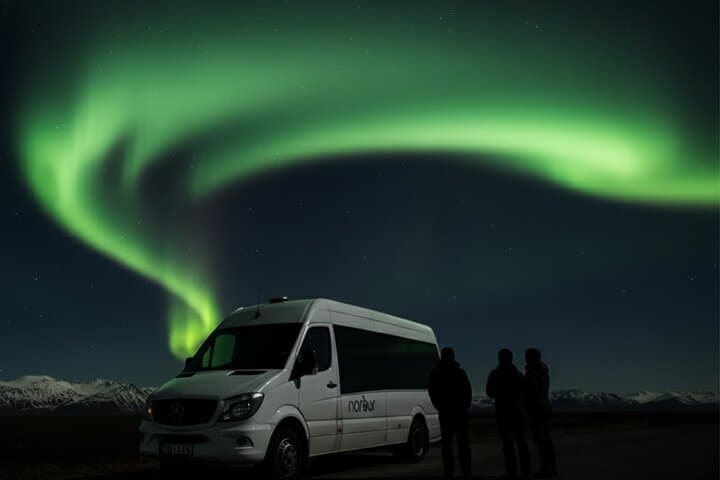 Northern Lights with Photos & Hot Chocolate Small Group Tour