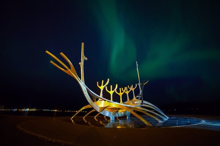 Reykjavik: Northern Lights Small Group with Surprise