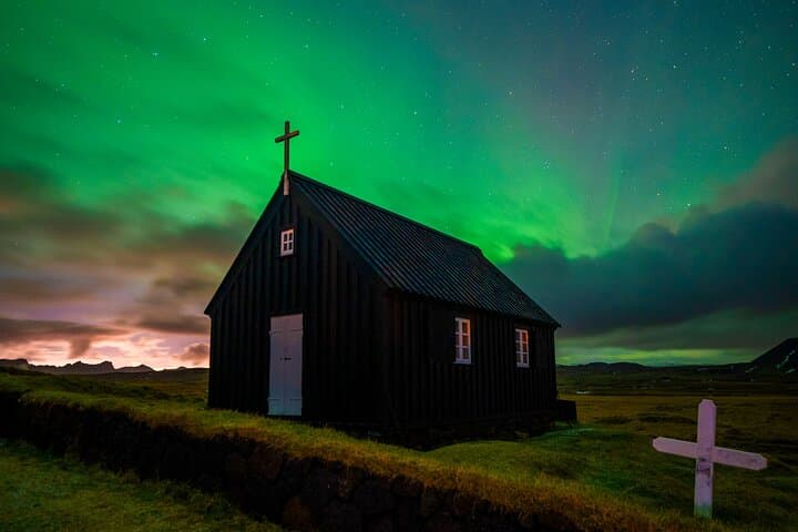 Reykjavik Northern Lights Tour with Pro Aurora Photos Small Group