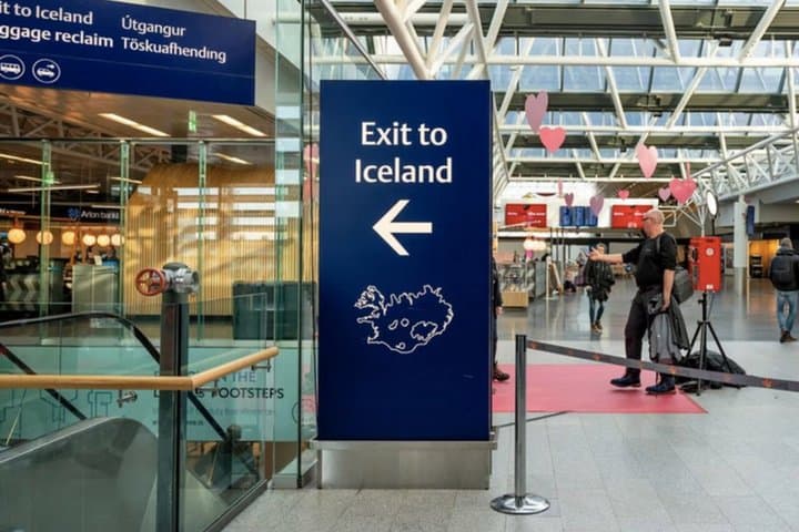 Keflavik Airport (KEF) ↔ Reykjavik: Private Airport Transfer