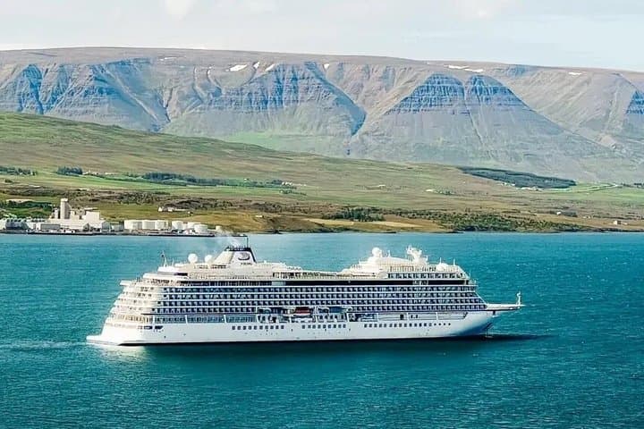 Whale Watching from Akureyri with Roundtrip Transfer