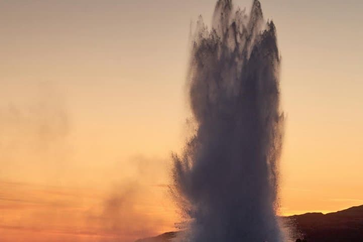 Golden Circle 4x4 Super Jeep Evening Tour: Midnight Sun Adventure