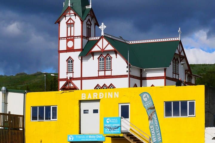 Húsavík: Family-Run Whale Watching Tour