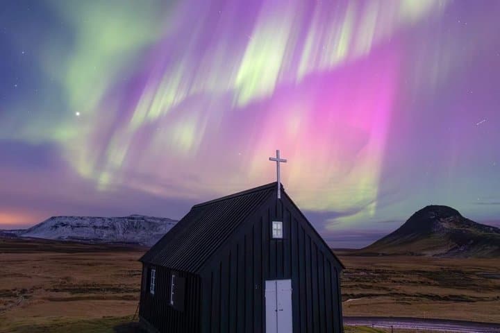 Reykjavik Northern Lights Chase Private Tour with Hot Chocolate