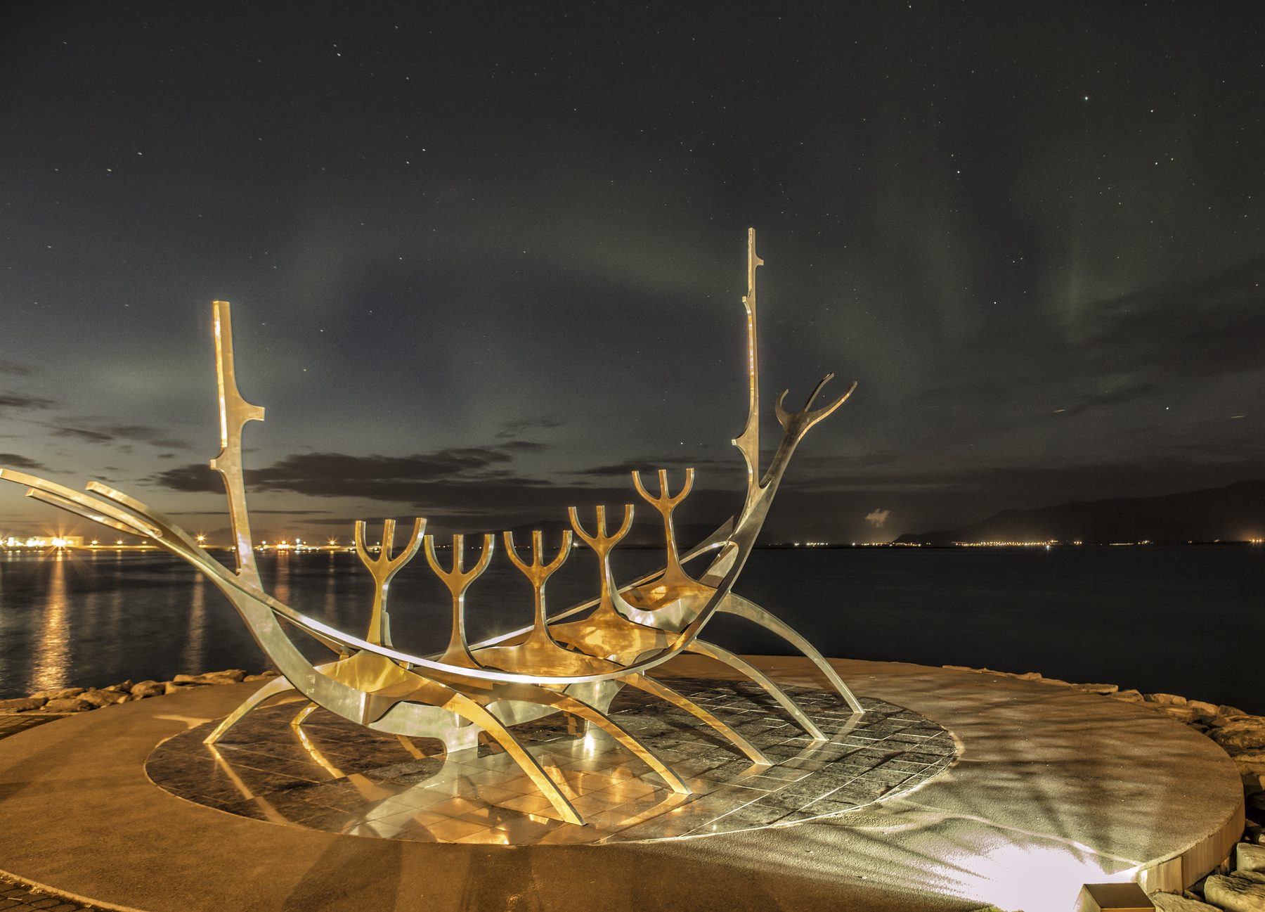 Can You See the Northern Lights from Reykjavík? City Glow vs a Hunt (2026–2027)