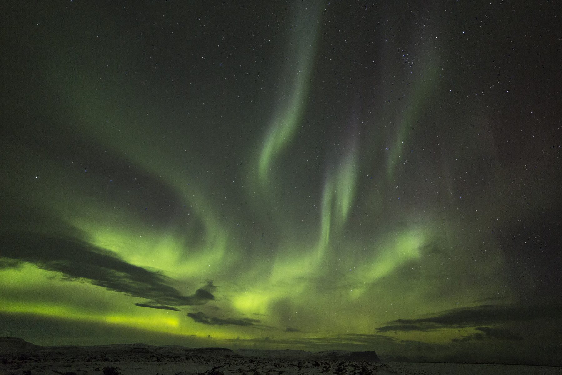 What to Wear for Northern Lights in Iceland: Thermals, Windproof & Boots